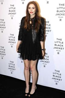 Elizabeth Olsen feet photo thumbnail