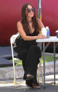 Megan Fox feet photo thumbnail