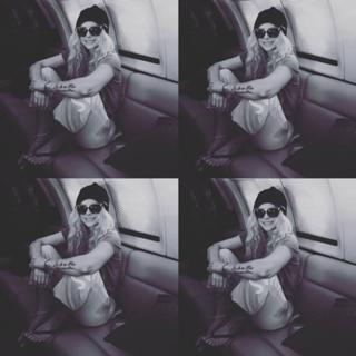 Avril Lavigne feet photo thumbnail