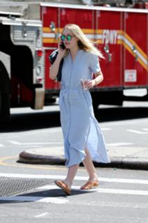 Dakota Fanning feet photo thumbnail
