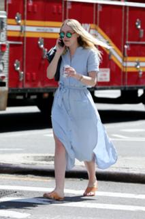 Dakota Fanning feet photo thumbnail