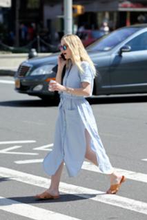 Dakota Fanning feet photo thumbnail