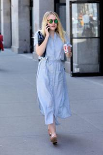 Dakota Fanning feet photo thumbnail