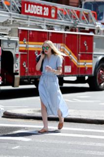 Dakota Fanning feet photo thumbnail