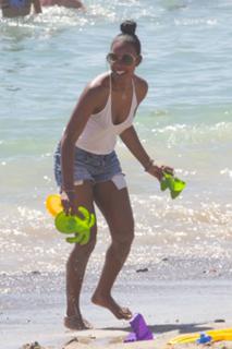 Kelly Rowland feet photo thumbnail