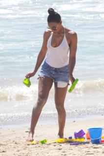 Kelly Rowland feet photo thumbnail