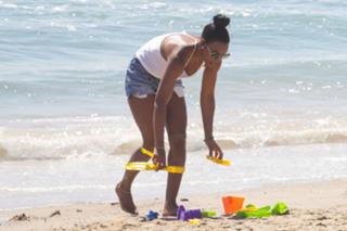 Kelly Rowland feet photo thumbnail