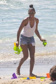 Kelly Rowland feet photo thumbnail