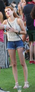 Emma Roberts feet photo thumbnail