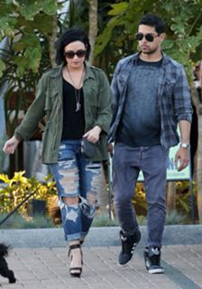 Demi Lovato feet photo thumbnail