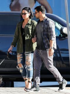 Demi Lovato feet photo thumbnail