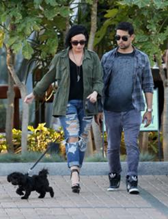 Demi Lovato feet photo thumbnail