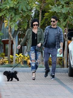 Demi Lovato feet photo thumbnail