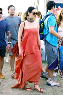 Katy Perry feet photo thumbnail