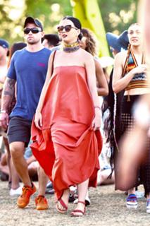 Katy Perry feet photo thumbnail