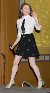 Maisie Williams feet photo thumbnail