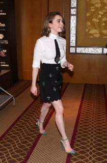 Maisie Williams feet photo thumbnail