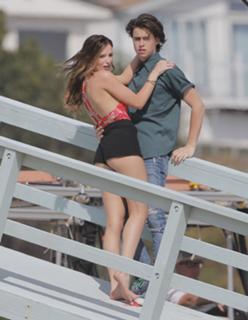 Bella Thorne feet photo thumbnail