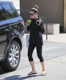 Lea Michele feet photo thumbnail