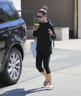 Lea Michele feet photo thumbnail