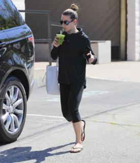 Lea Michele feet photo thumbnail