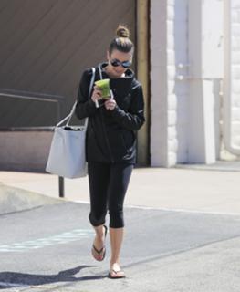 Lea Michele feet photo thumbnail