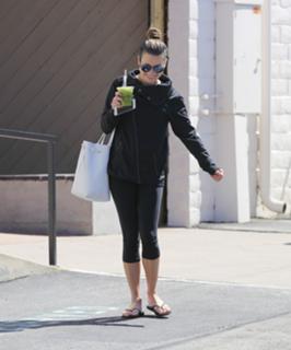 Lea Michele feet photo thumbnail