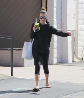 Lea Michele feet photo thumbnail