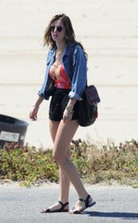 Bella Thorne feet photo thumbnail