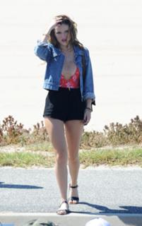 Bella Thorne feet photo thumbnail