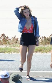 Bella Thorne feet photo thumbnail