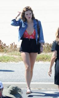Bella Thorne feet photo thumbnail