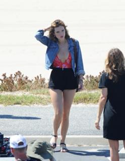 Bella Thorne feet photo thumbnail