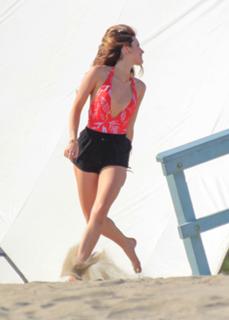 Bella Thorne feet photo thumbnail