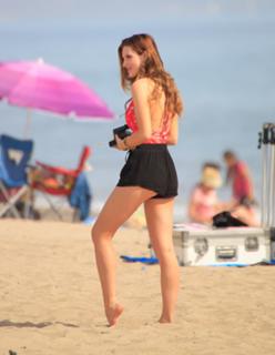 Bella Thorne feet photo thumbnail