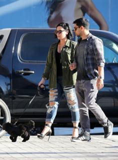 Demi Lovato feet photo thumbnail