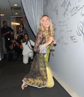 Joss Stone feet photo thumbnail