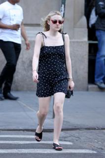 Dakota Fanning feet photo thumbnail