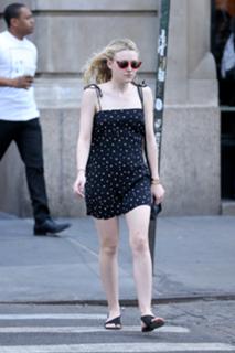 Dakota Fanning feet photo thumbnail