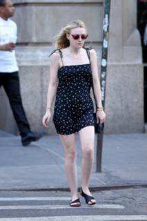 Dakota Fanning feet photo thumbnail