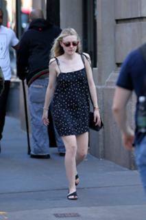 Dakota Fanning feet photo thumbnail