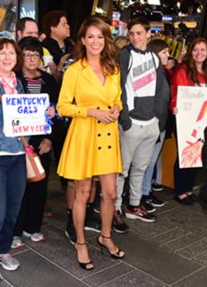Brooke Burke feet photo thumbnail