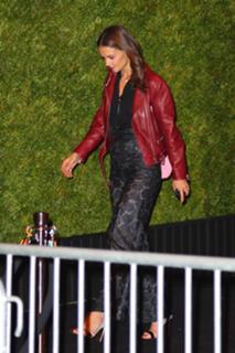 Katie Holmes feet photo thumbnail