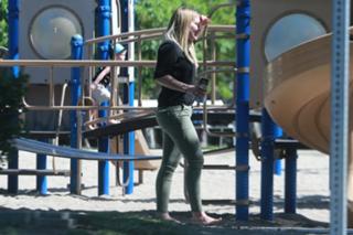 Hilary Duff feet photo thumbnail
