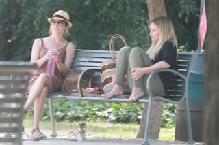 Hilary Duff feet photo thumbnail
