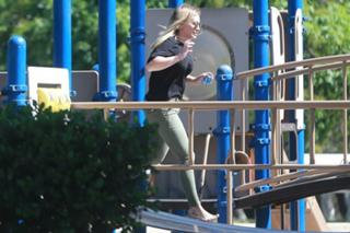 Hilary Duff feet photo thumbnail