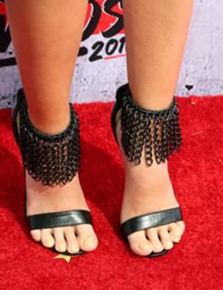 Laura Marano feet photo thumbnail