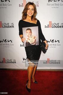 Lisa Robertson feet photo thumbnail
