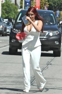 Ariel Winter feet photo thumbnail