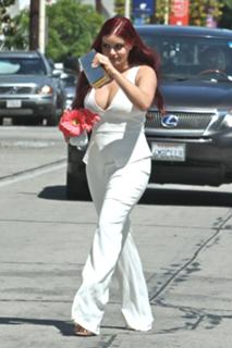 Ariel Winter feet photo thumbnail